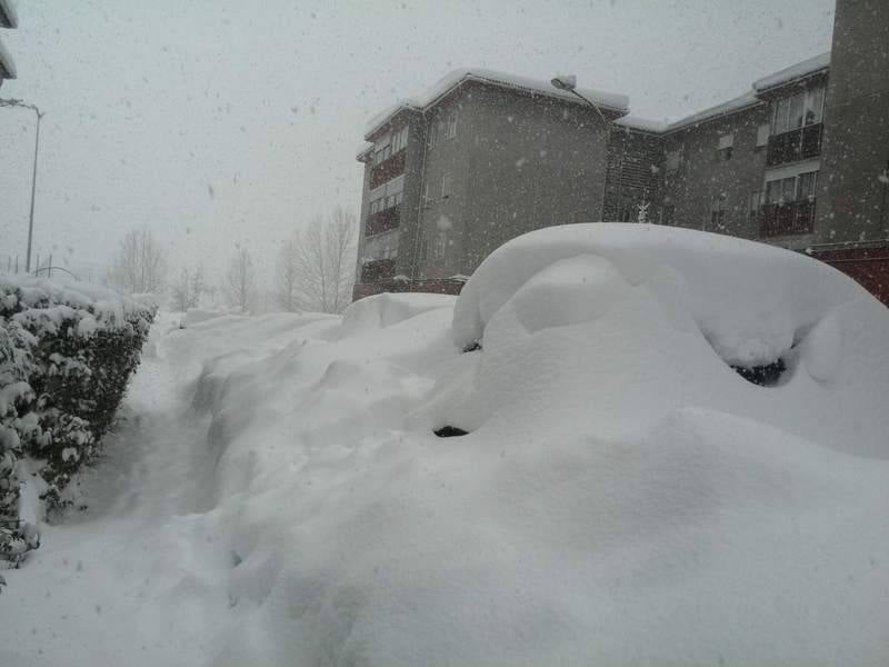 Las localidades palentinas de Aguilar de Campoo y Guardo, cubiertas por la nieve