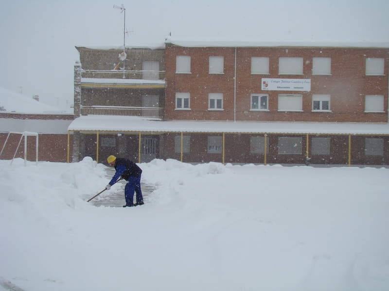 Las localidades palentinas de Aguilar de Campoo y Guardo, cubiertas por la nieve