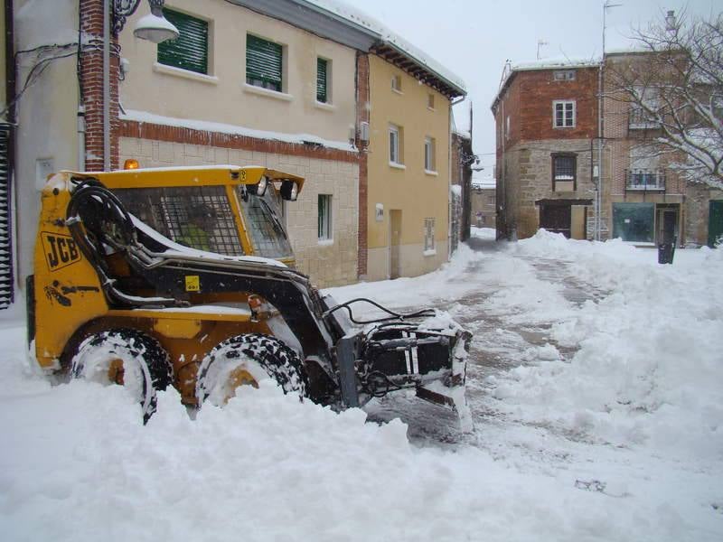 Las localidades palentinas de Aguilar de Campoo y Guardo, cubiertas por la nieve