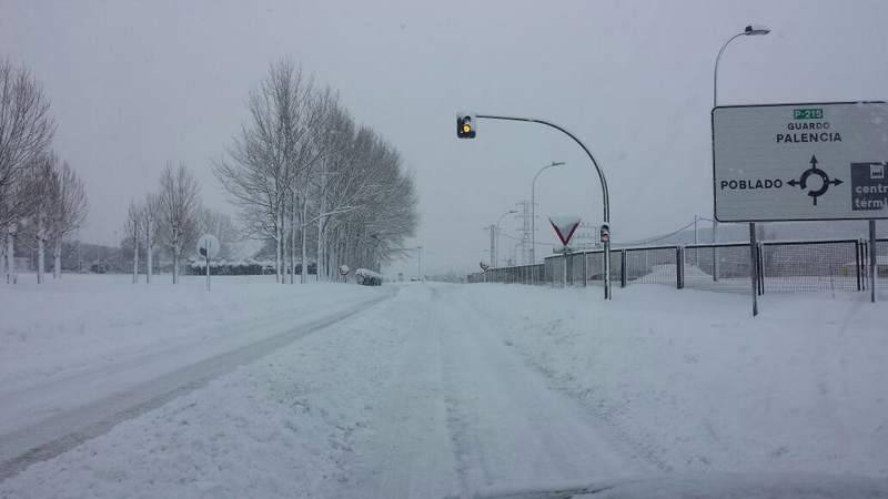 Las localidades palentinas de Aguilar de Campoo y Guardo, cubiertas por la nieve