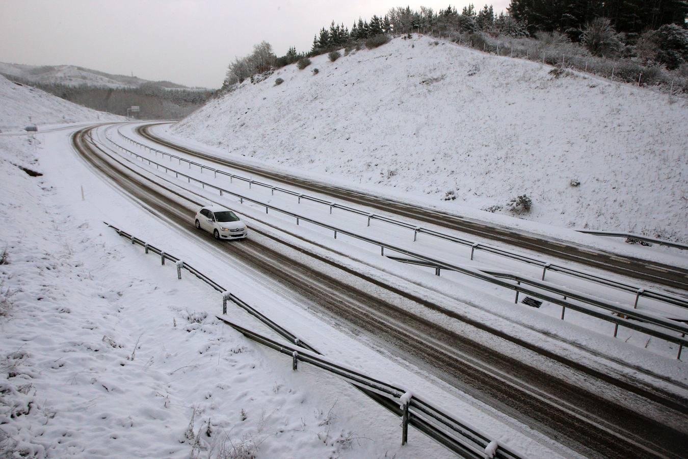 La carretera CL-631 entre Cubillos del Sil y Toreno (León), afectada por el temporal de nieve.