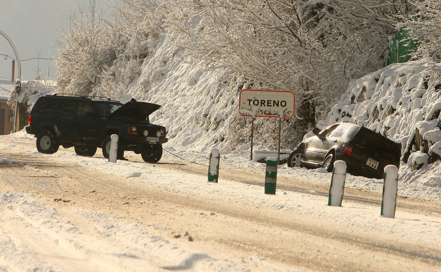 Un coche sufre un accidente a la entrada de la localidad de Toreno (León), debido a la intensa nevada.