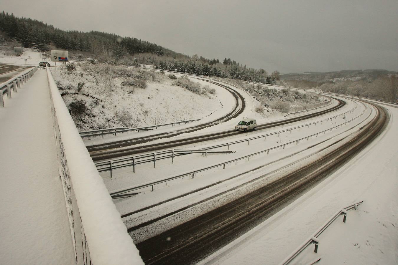 La carretera CL-631 entre Cubillos del Sil y Toreno (León), afectada por el temporal de nieve.