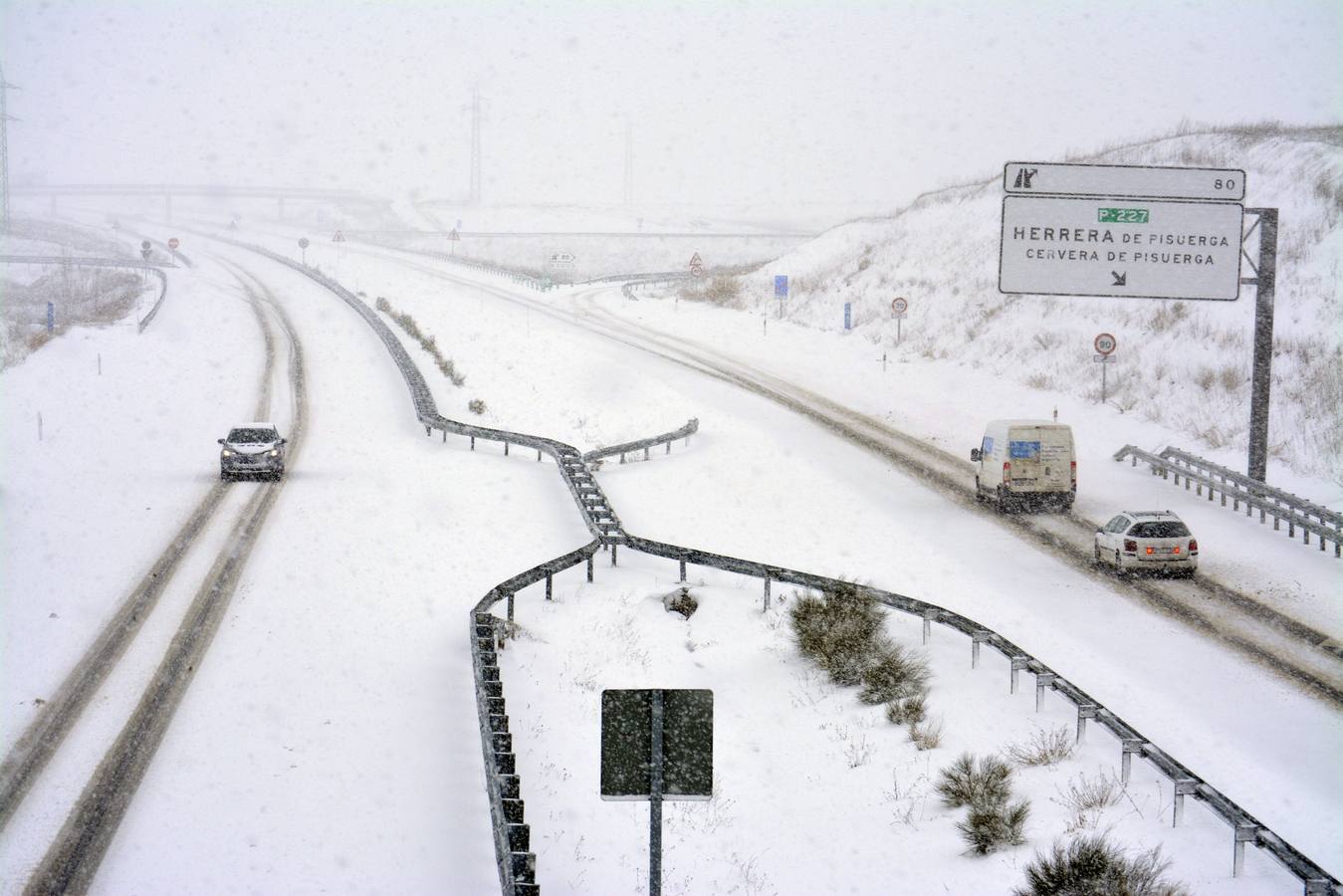 La autovía A-67 ( Palencia -Santander) a la altura de Herrera de Pisuerga ( Palencia ), desde este punto hay que circular con cadenas. A partir del kilómetro 103, en Aguilar de Campoo, se ha cortado la circulación a todo tipo de vehículos debido a la acumulación de nieve en el puerto del Pozazal.