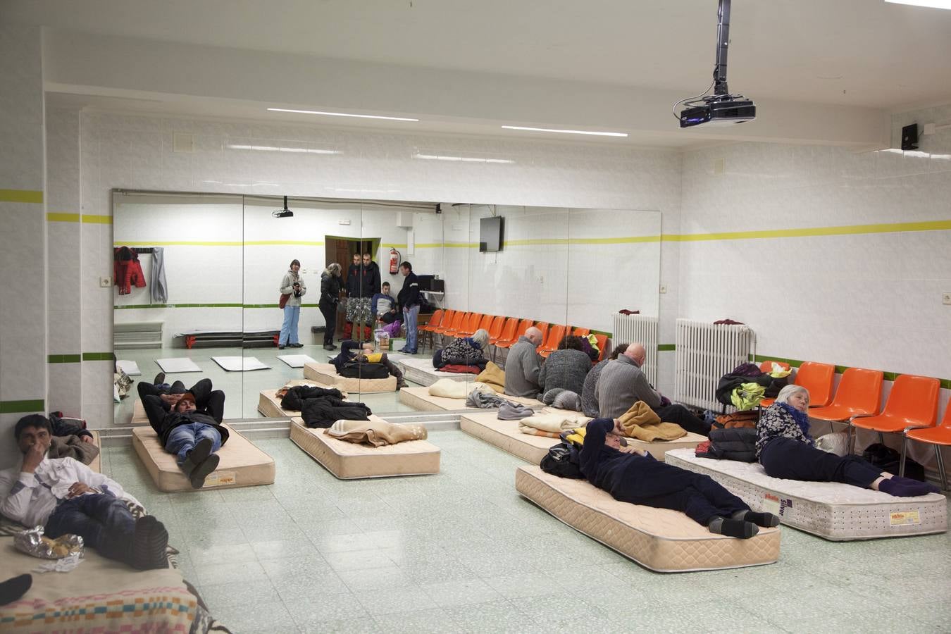 Personas recogidas en dos colegios de Aguilar de Campoo por el temporal de nieve.