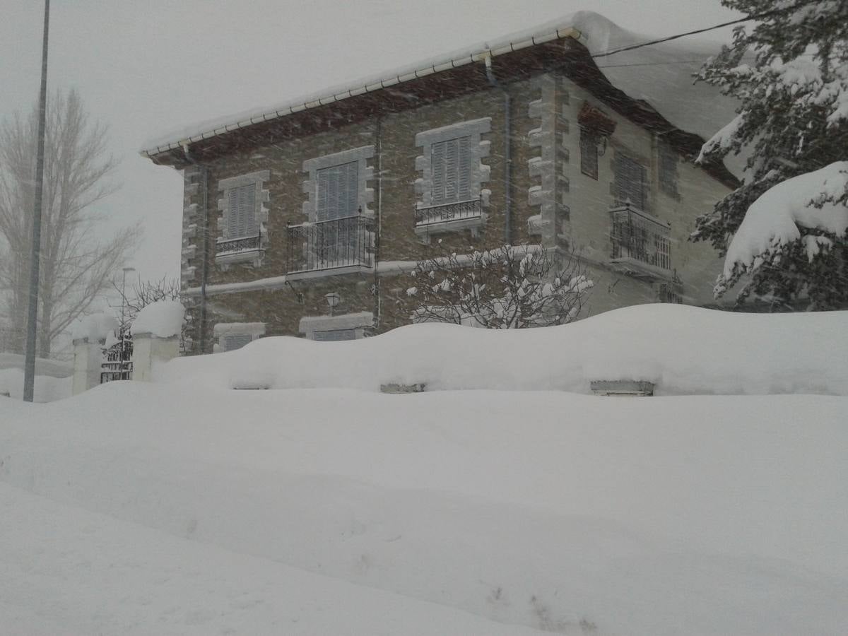 Impresionante nevada en la localidad leonesa de Cofiñal