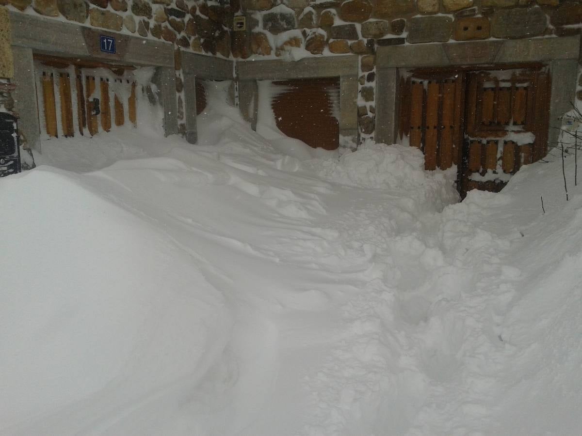 Impresionante nevada en la localidad leonesa de Cofiñal