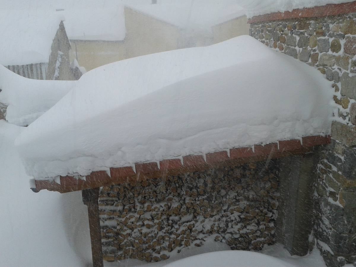 Impresionante nevada en la localidad leonesa de Cofiñal