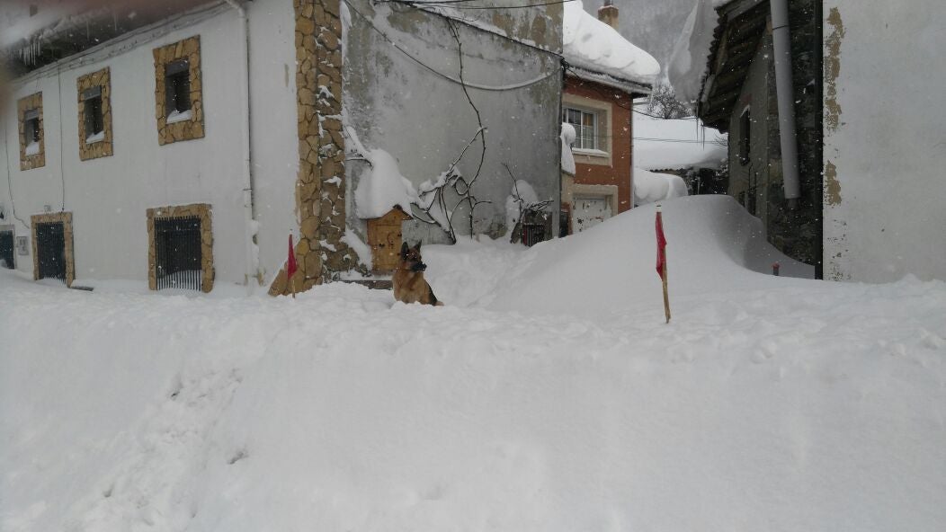 Impresionante nevada en la localidad leonesa de Cofiñal