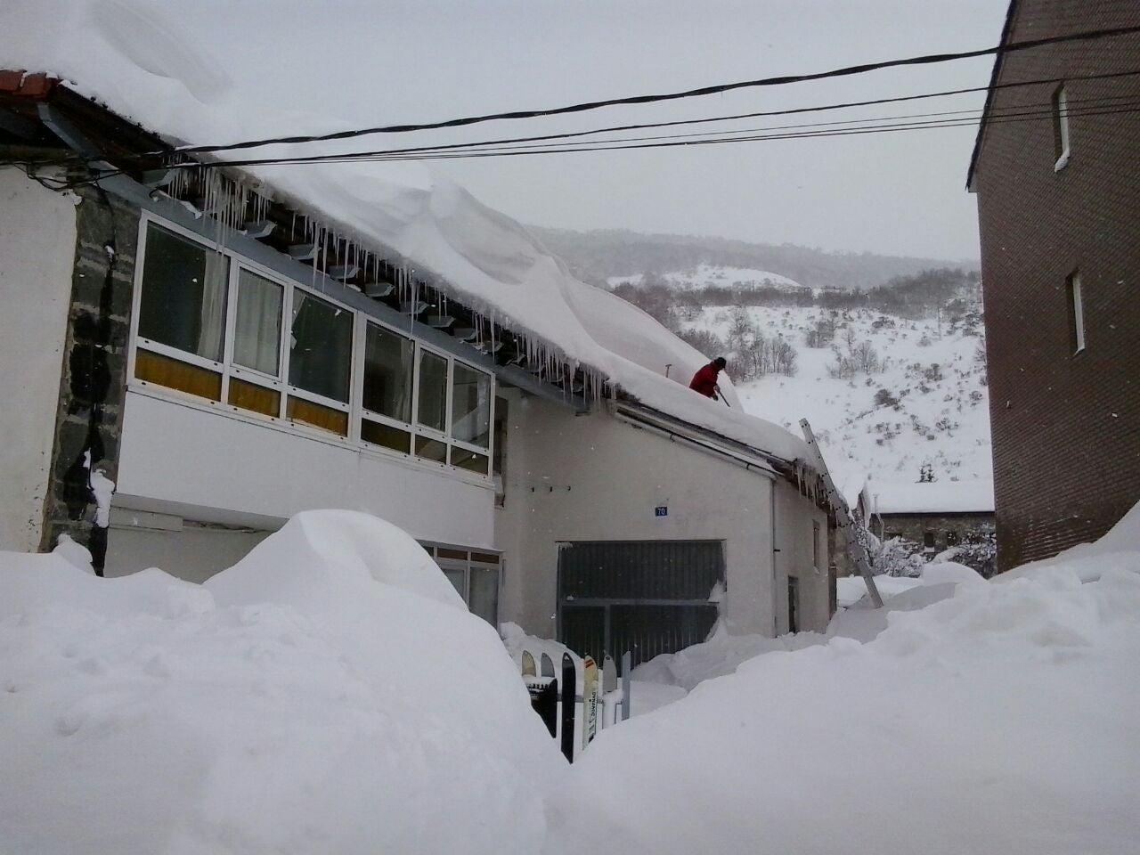 Impresionante nevada en la localidad leonesa de Cofiñal