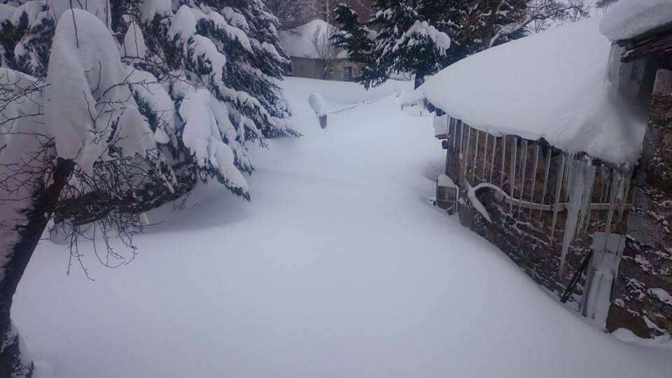 Cuarto día de nevadas en la localidad leonesa de Puebla de Lillo