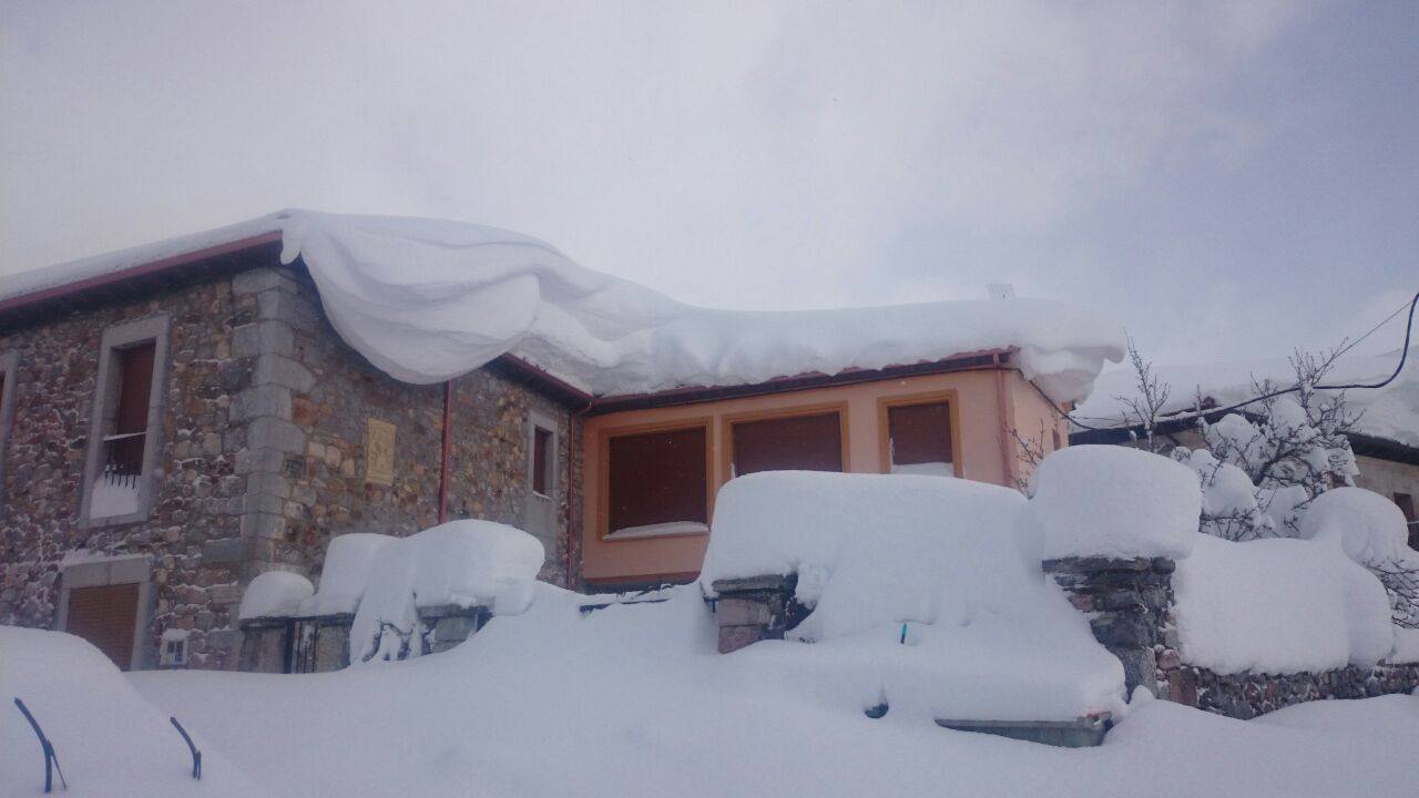 Cuarto día de nevadas en la localidad leonesa de Puebla de Lillo