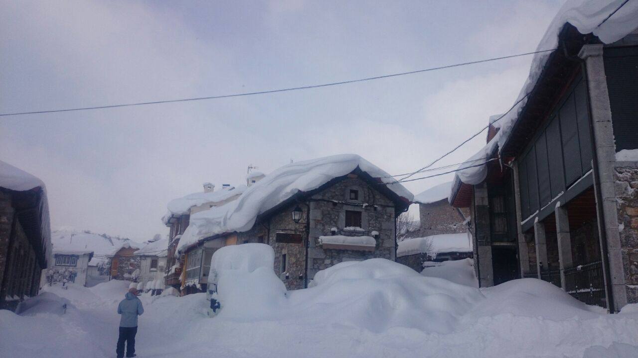 Cuarto día de nevadas en la localidad leonesa de Puebla de Lillo