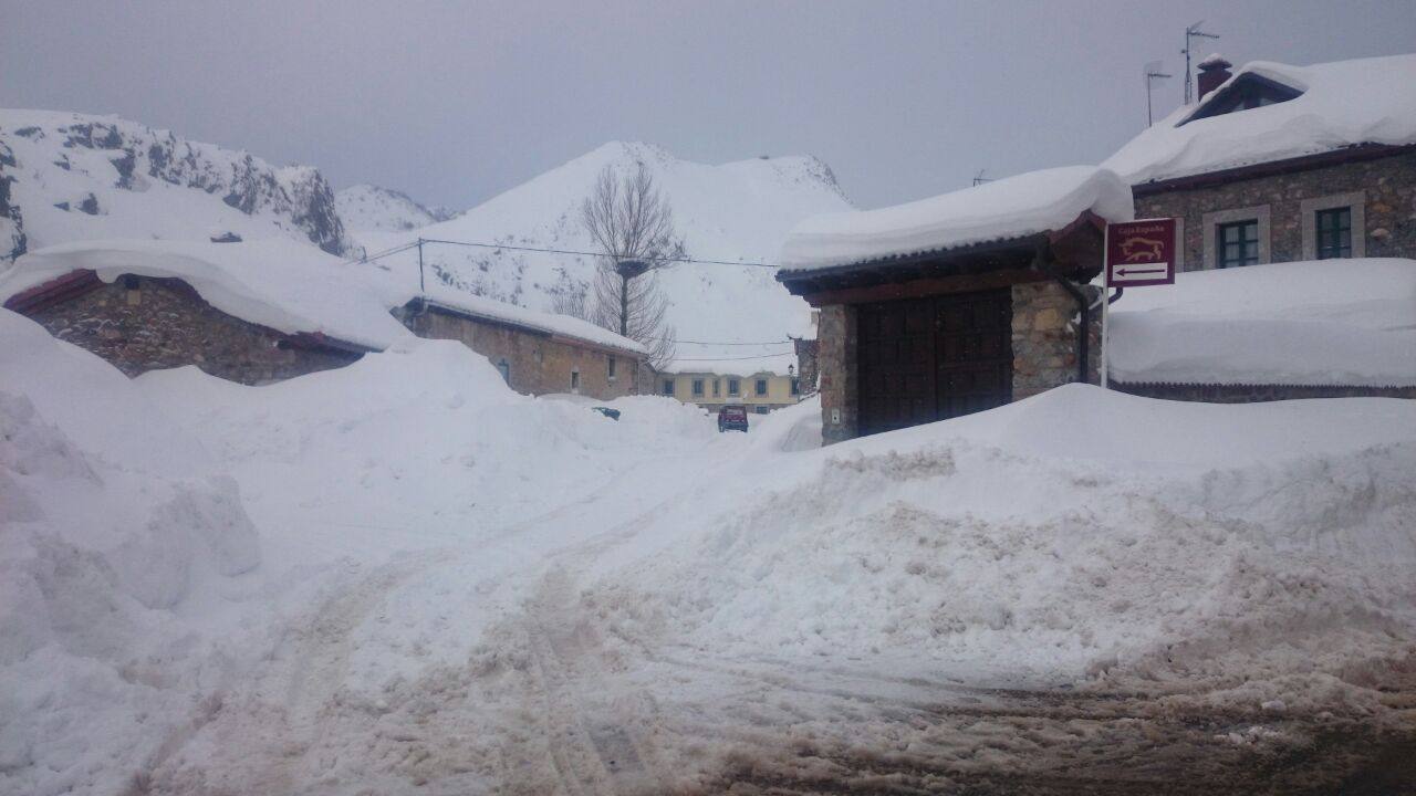 Cuarto día de nevadas en la localidad leonesa de Puebla de Lillo