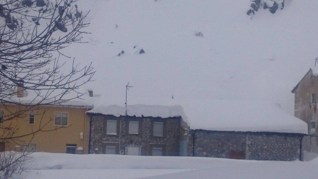 Cuarto día de nevadas en la localidad leonesa de Puebla de Lillo