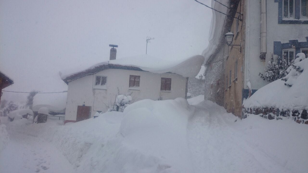 Cuarto día de nevadas en la localidad leonesa de Puebla de Lillo