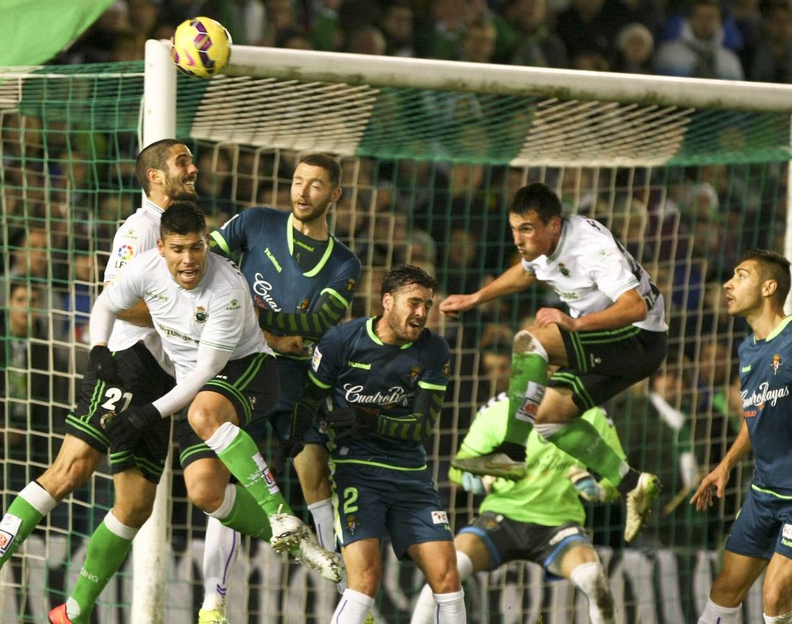 Partido de fútbol entre el Racing de Santander y el Real Valladolid (1-4)