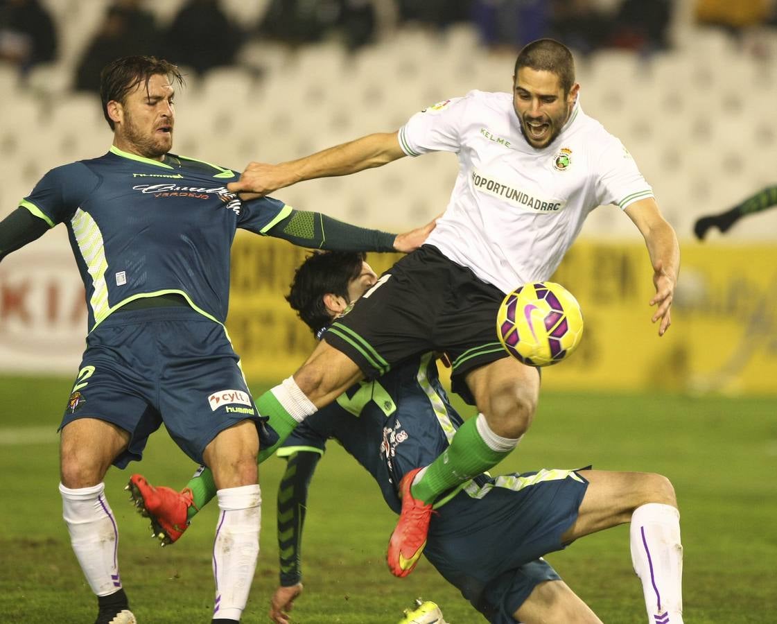 Partido de fútbol entre el Racing de Santander y el Real Valladolid (1-4)