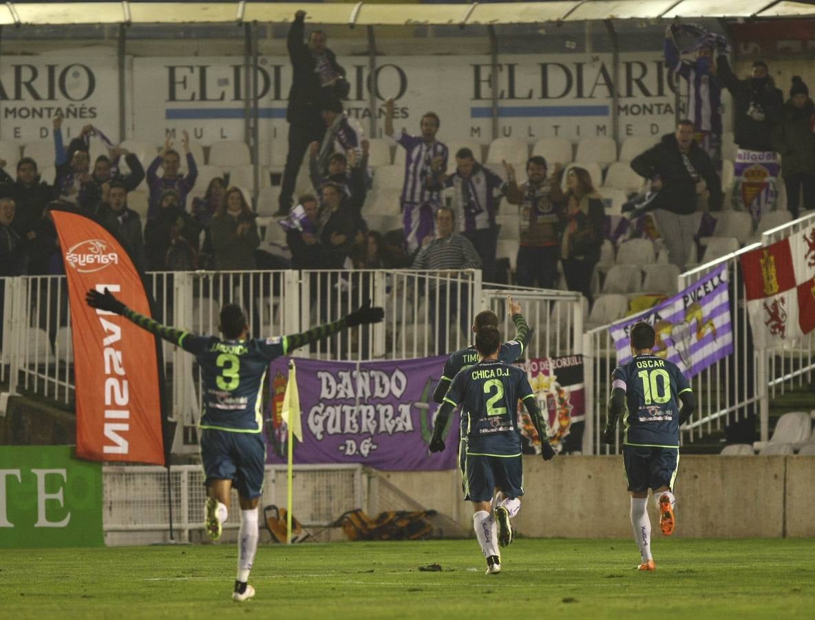 Partido de fútbol entre el Racing de Santander y el Real Valladolid (1-4)