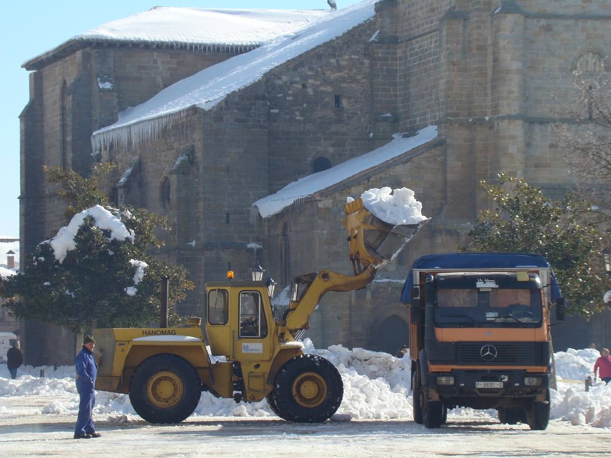 La nieve todavía protagoniza la vida en Aguilar de Campoo (Palencia)