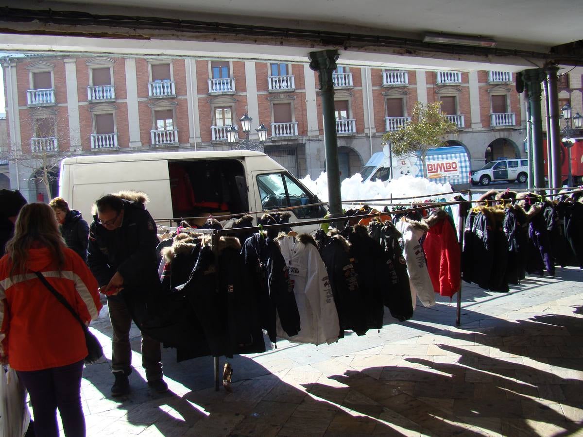 La nieve todavía protagoniza la vida en Aguilar de Campoo (Palencia)