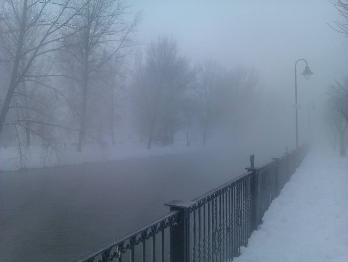 La nieve todavía protagoniza la vida en Aguilar de Campoo (Palencia)