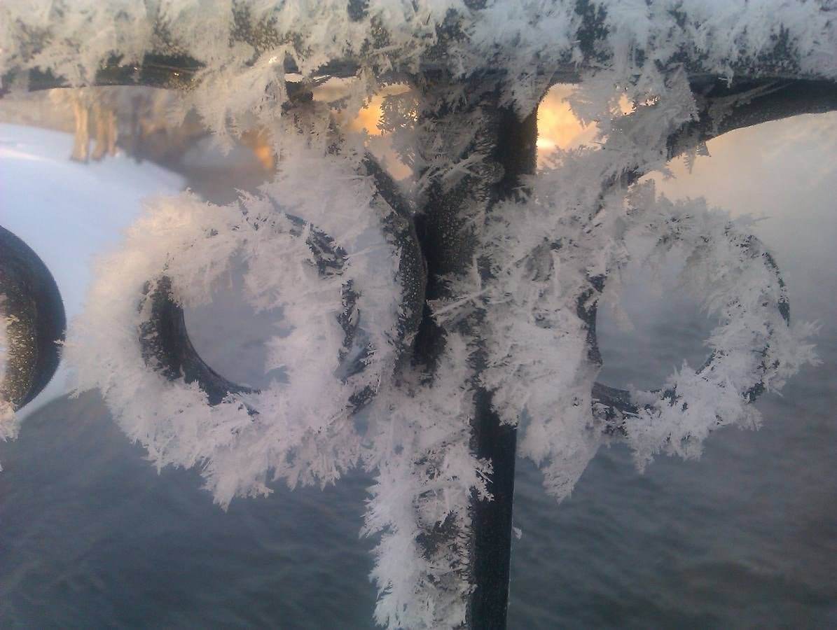 La nieve todavía protagoniza la vida en Aguilar de Campoo (Palencia)