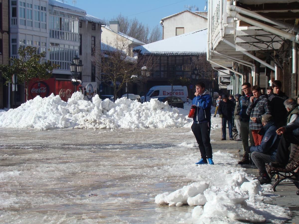 La nieve todavía protagoniza la vida en Aguilar de Campoo (Palencia)