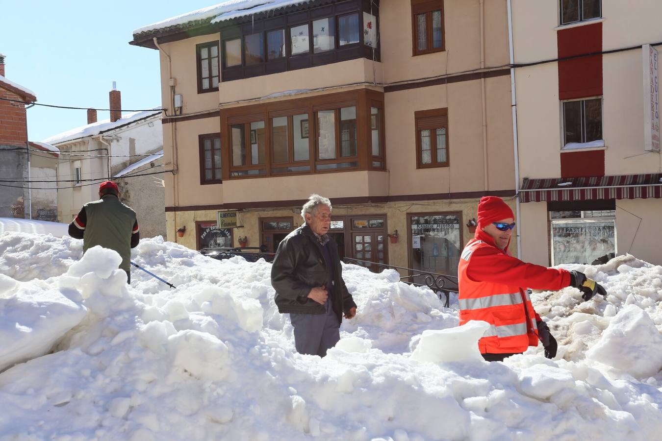 Ricardo de Cruz Roja de Barruelo de Santullán recoge en la farmacia a Juan Manuel para trasladarlo a su pueblo Santa María de Nava.