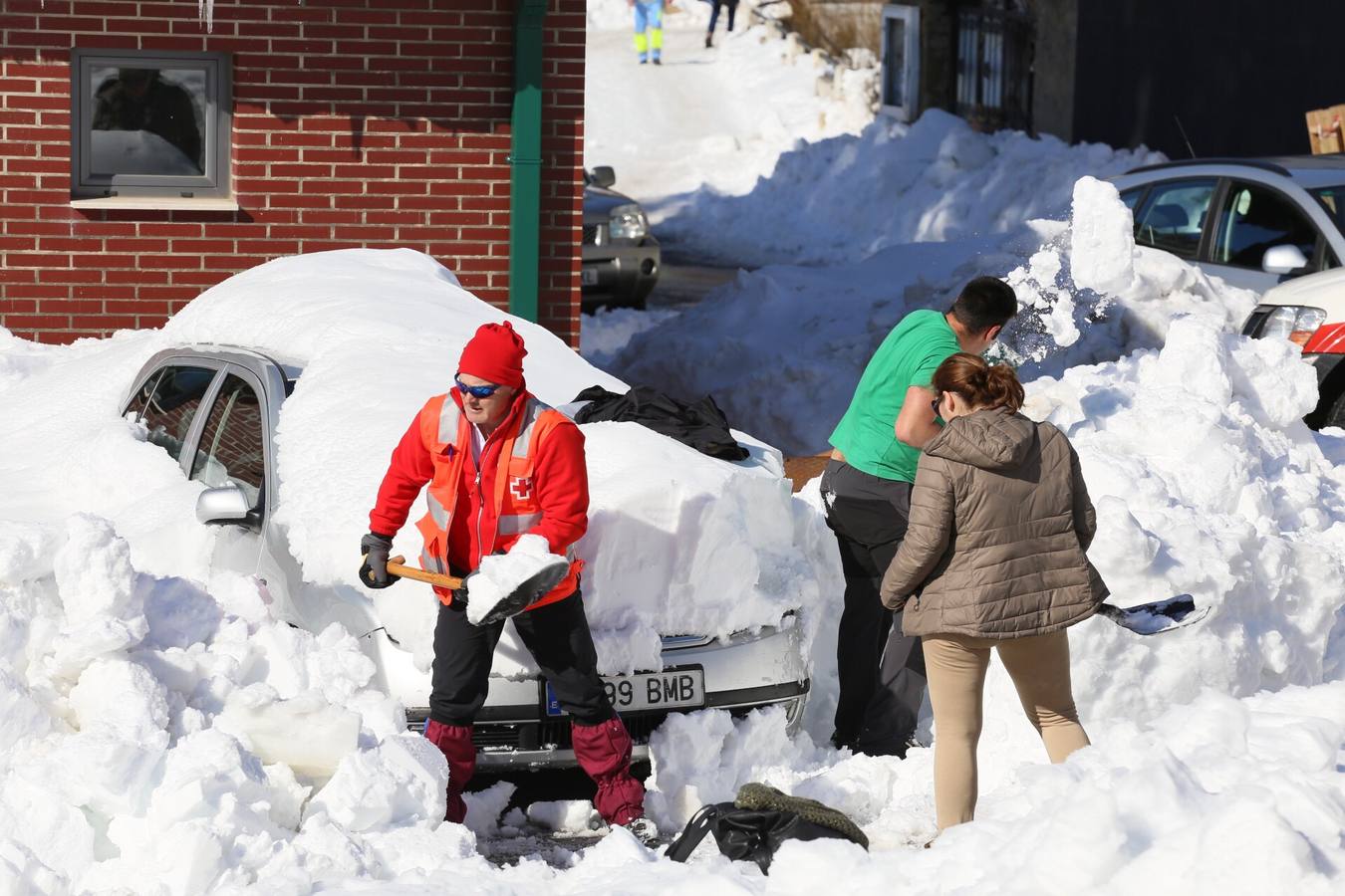 Un coche atrapado por la nieve en Barruelo.