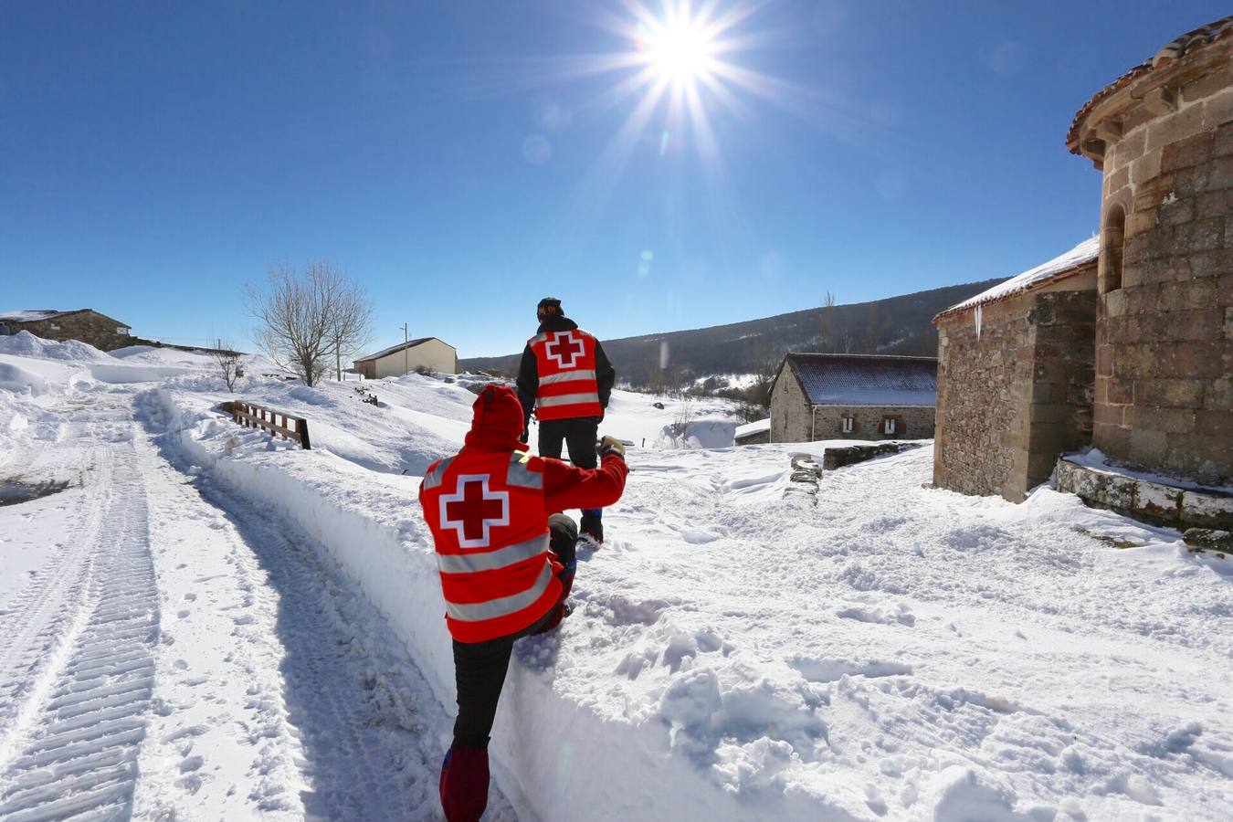 Ricardo y José Ángel de Cruz Roja de Barruelo de Santullán intentan llegar al domicilio de Graciano de 88 años en Salcedillo.