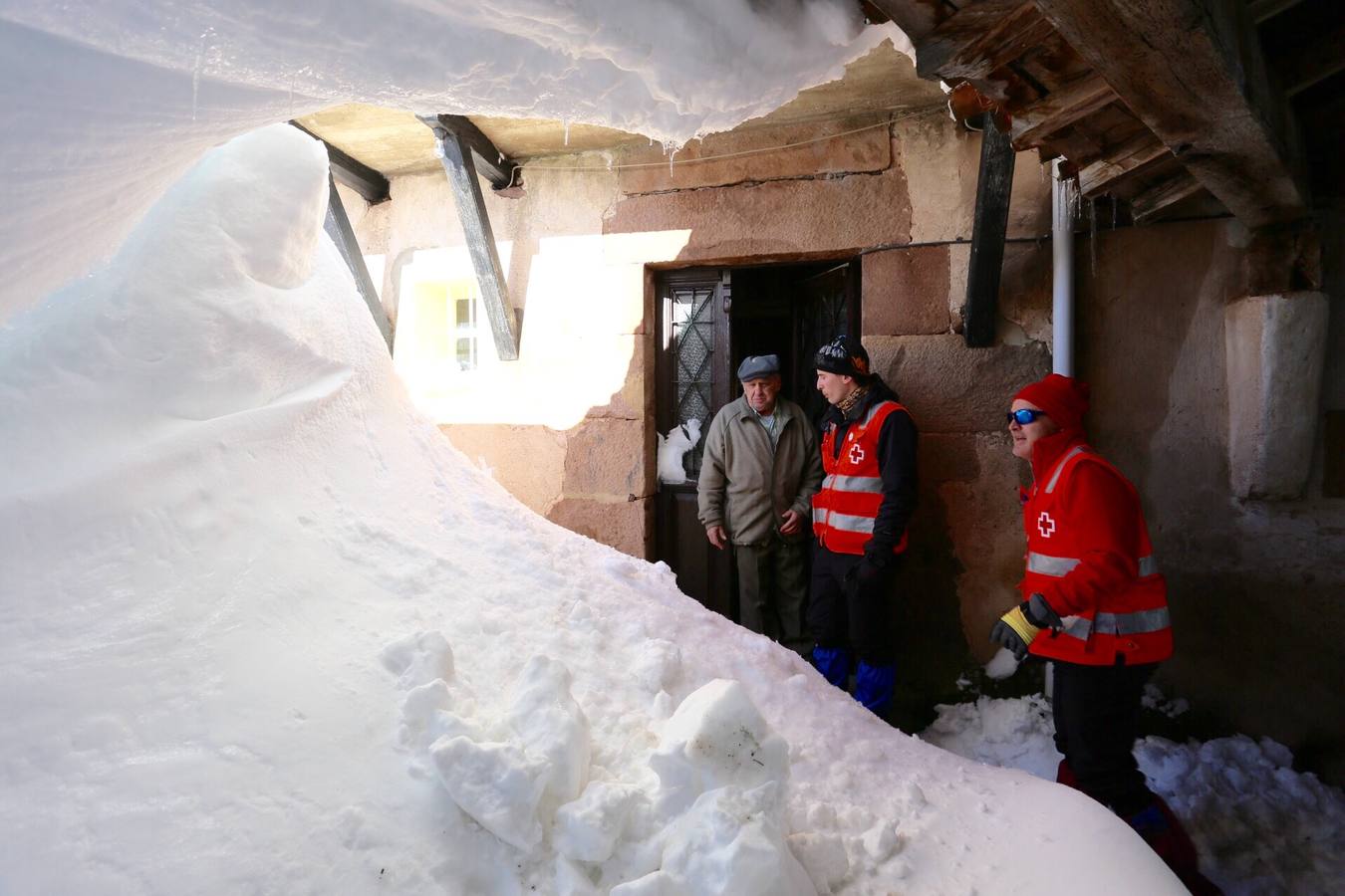 Ricardo y José Ángel de Cruz Roja de Barruelo de Santullán llegan para atender a Graciano de 88 años incomunicado en su domicilio de la localidad palentina de Salcedillo.