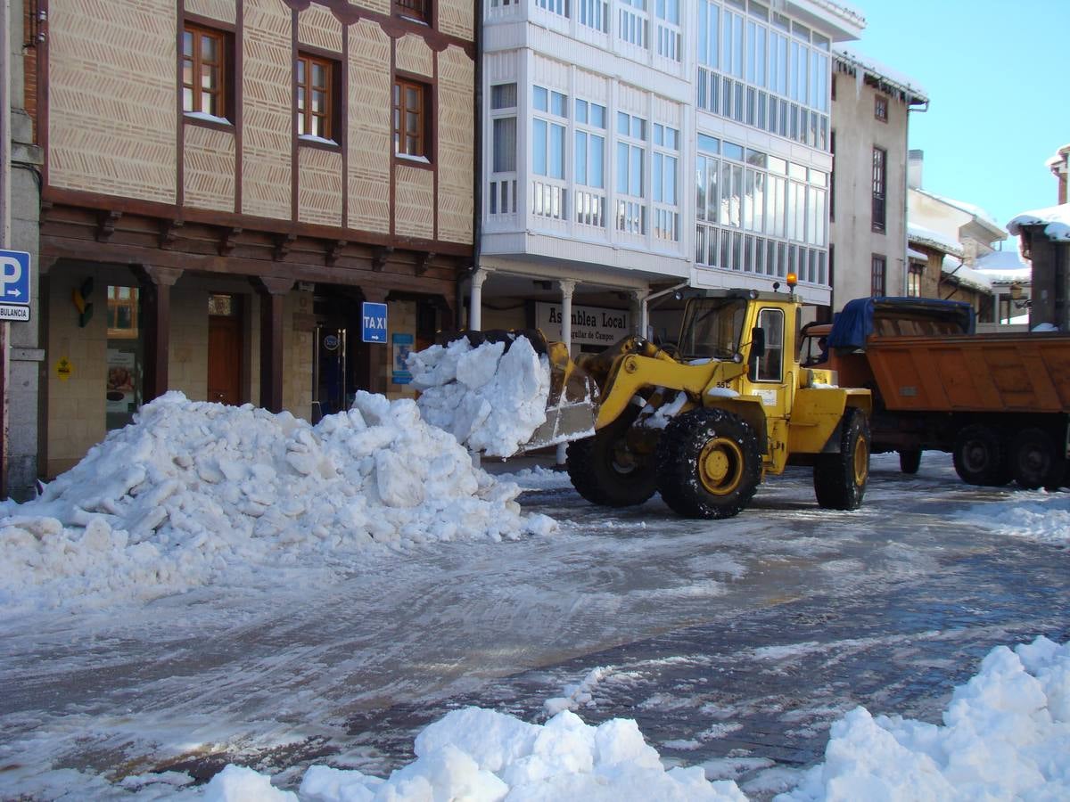 Aguilar de Campoo y Guardo trabajan para limpiar las toneladas de nieve acumuladas en sus calles