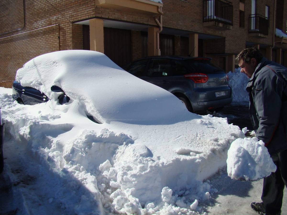 Aguilar de Campoo y Guardo trabajan para limpiar las toneladas de nieve acumuladas en sus calles