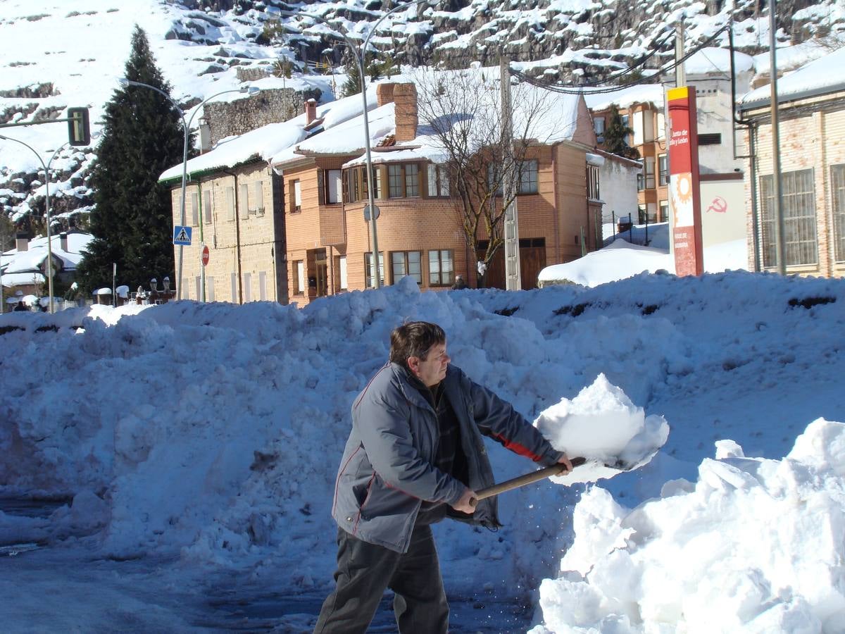 Aguilar de Campoo y Guardo trabajan para limpiar las toneladas de nieve acumuladas en sus calles