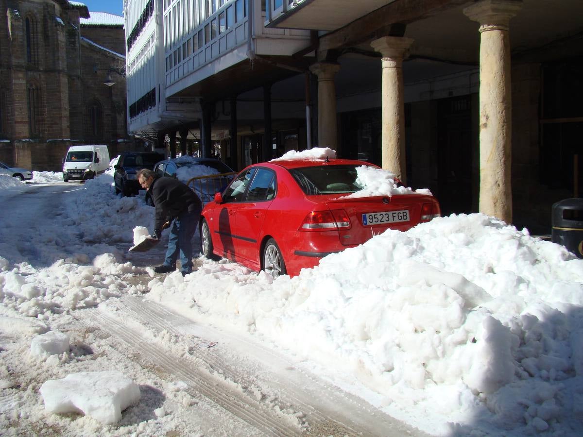 Aguilar de Campoo y Guardo trabajan para limpiar las toneladas de nieve acumuladas en sus calles