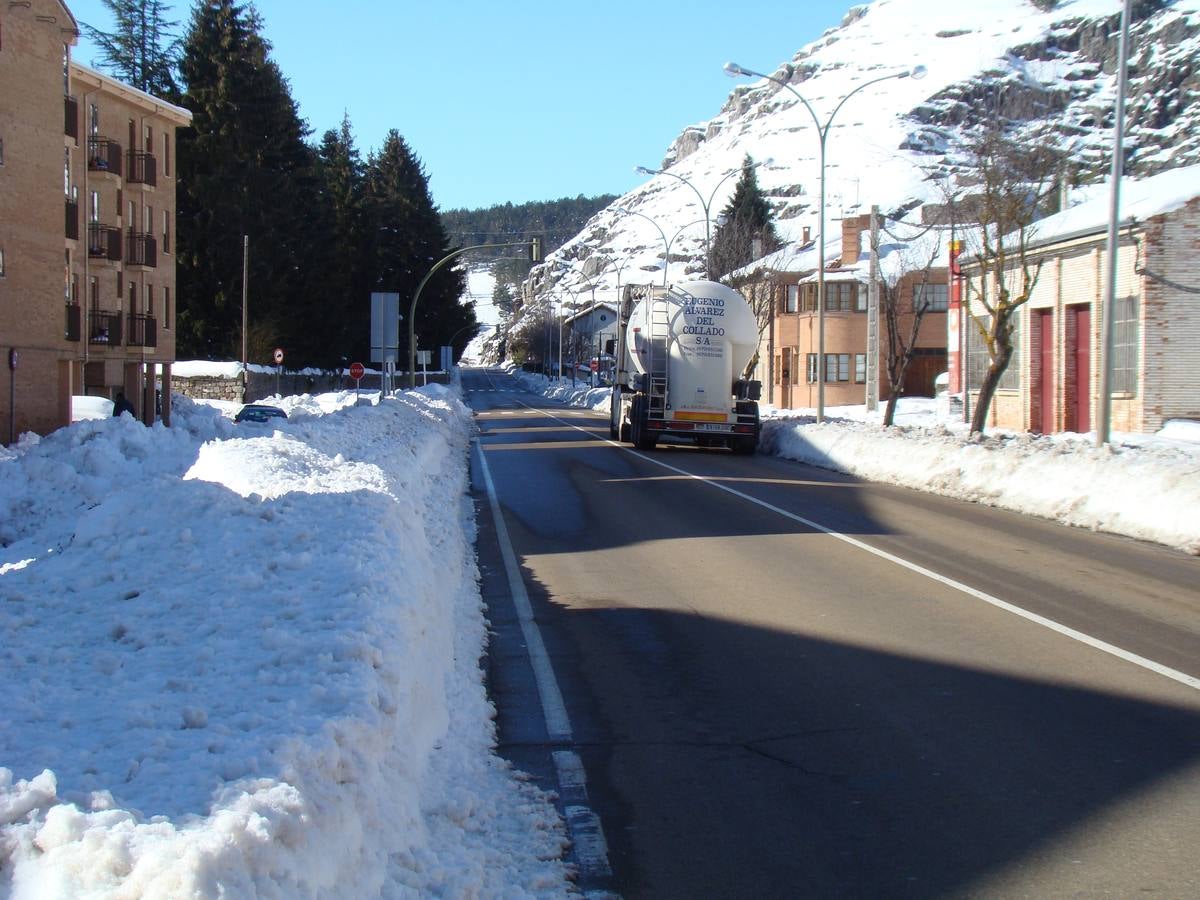 Aguilar de Campoo y Guardo trabajan para limpiar las toneladas de nieve acumuladas en sus calles