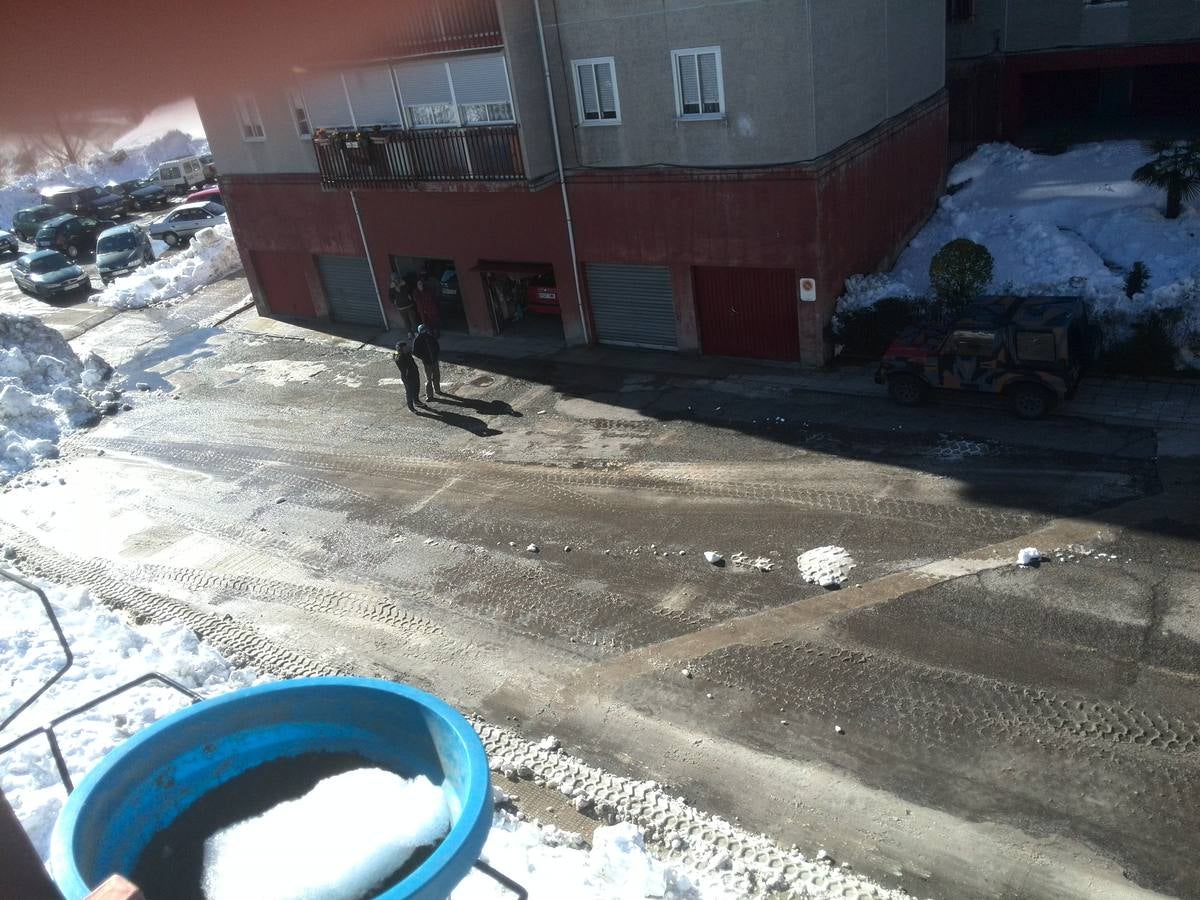 Aguilar de Campoo y Guardo trabajan para limpiar las toneladas de nieve acumuladas en sus calles