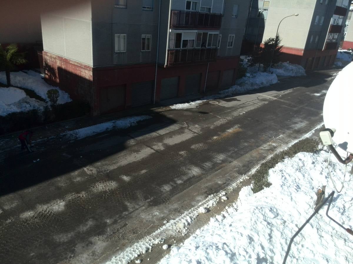 Aguilar de Campoo y Guardo trabajan para limpiar las toneladas de nieve acumuladas en sus calles