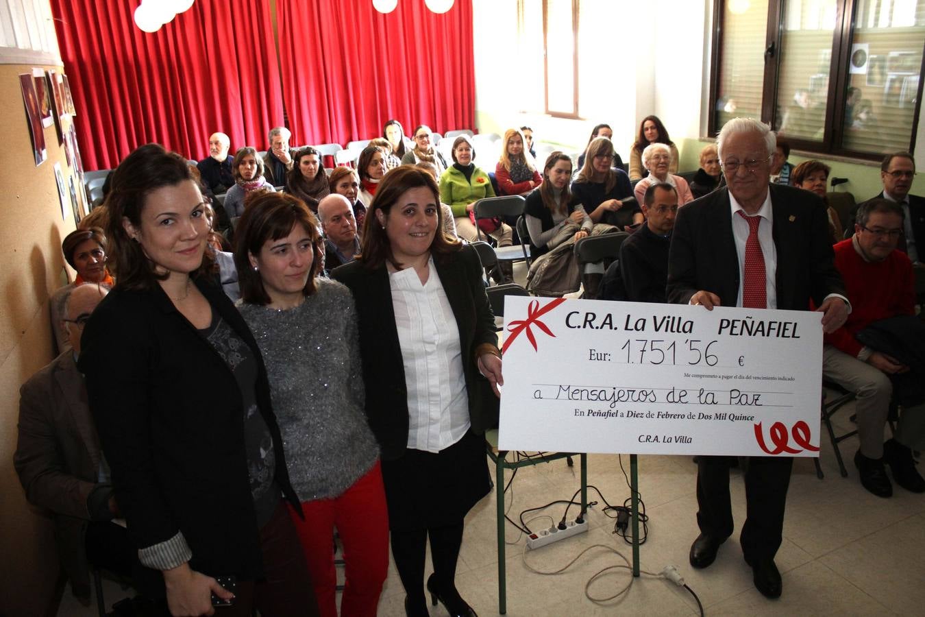 El fundador de Mensajeros por la Paz recoge un cheque solidario en el CRA de Peñafiel (Valladolid)