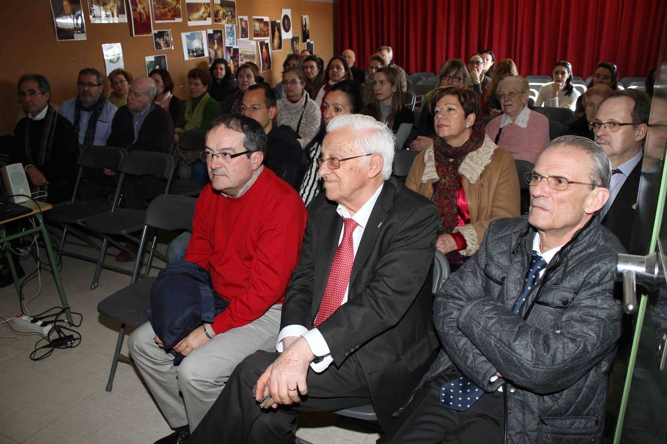 El fundador de Mensajeros por la Paz recoge un cheque solidario en el CRA de Peñafiel (Valladolid)