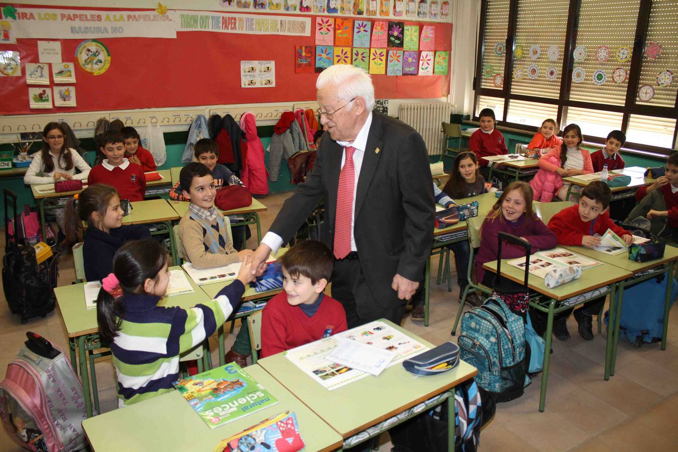 El fundador de Mensajeros por la Paz recoge un cheque solidario en el CRA de Peñafiel (Valladolid)