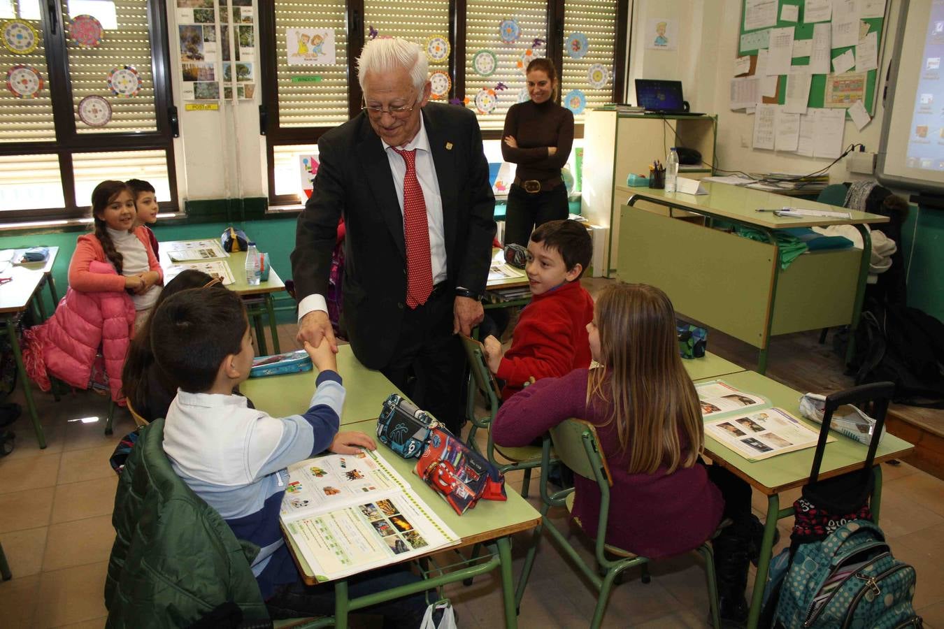 El fundador de Mensajeros por la Paz recoge un cheque solidario en el CRA de Peñafiel (Valladolid)