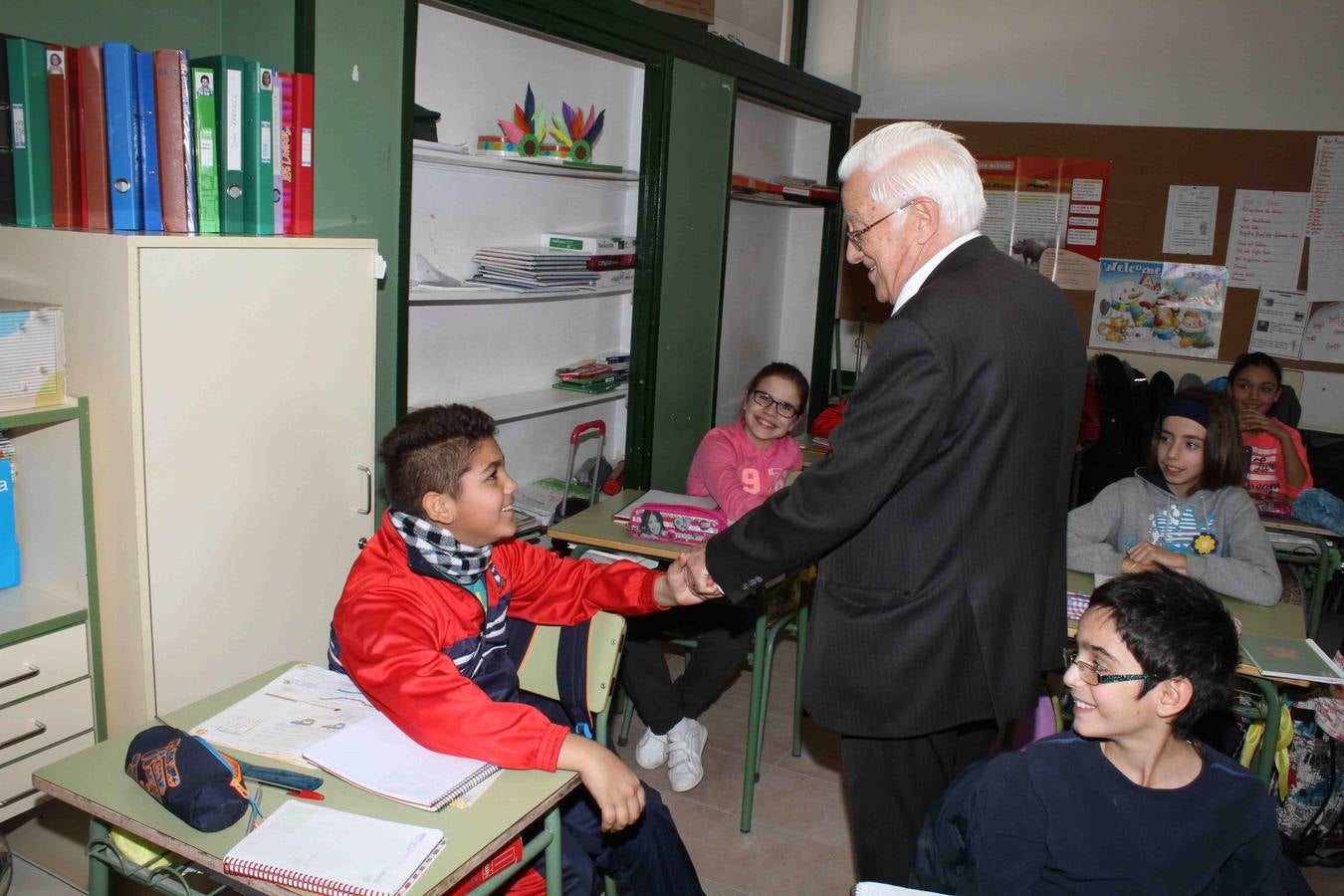 El fundador de Mensajeros por la Paz recoge un cheque solidario en el CRA de Peñafiel (Valladolid)