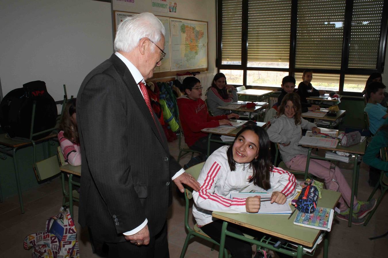 El fundador de Mensajeros por la Paz recoge un cheque solidario en el CRA de Peñafiel (Valladolid)