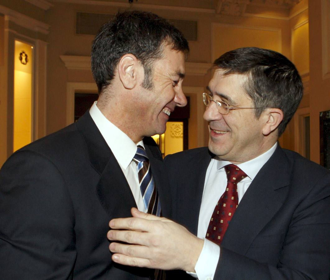 Tomás Gómez, junto al exlehendakari Patxi López en un acto en 2010.