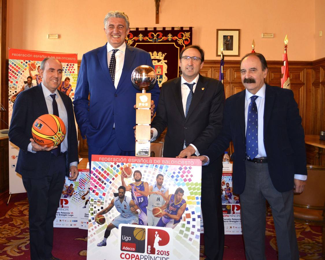 El presidente de la Diputación de Palencia, José María Hernández junto a Romay, el alcalde de Palencia, Alfonso Polanco y el presidente de la Federación de Balocesto de Castilla y León, Carlos Sainz, durante la presentación de la Copa del Príncipe de Baloncesto que se llevó el Quesos Cerrato frente al Lugo.