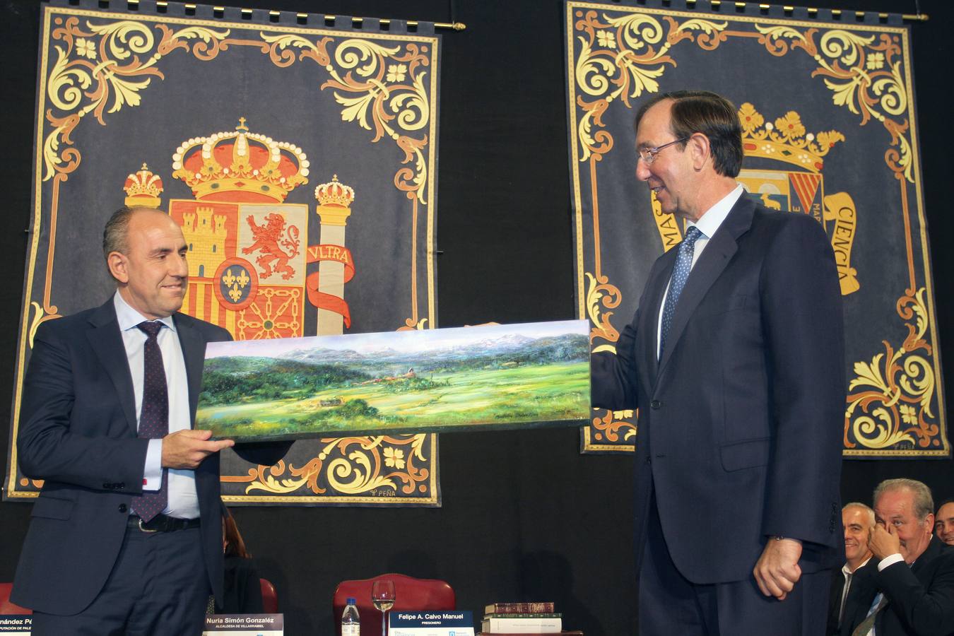 El presidente de la Diputación de Palencia, José María Hernández, entrega un presente al oncologo Felipe Calvo, pregonero del Día de la Provincia de Palencia