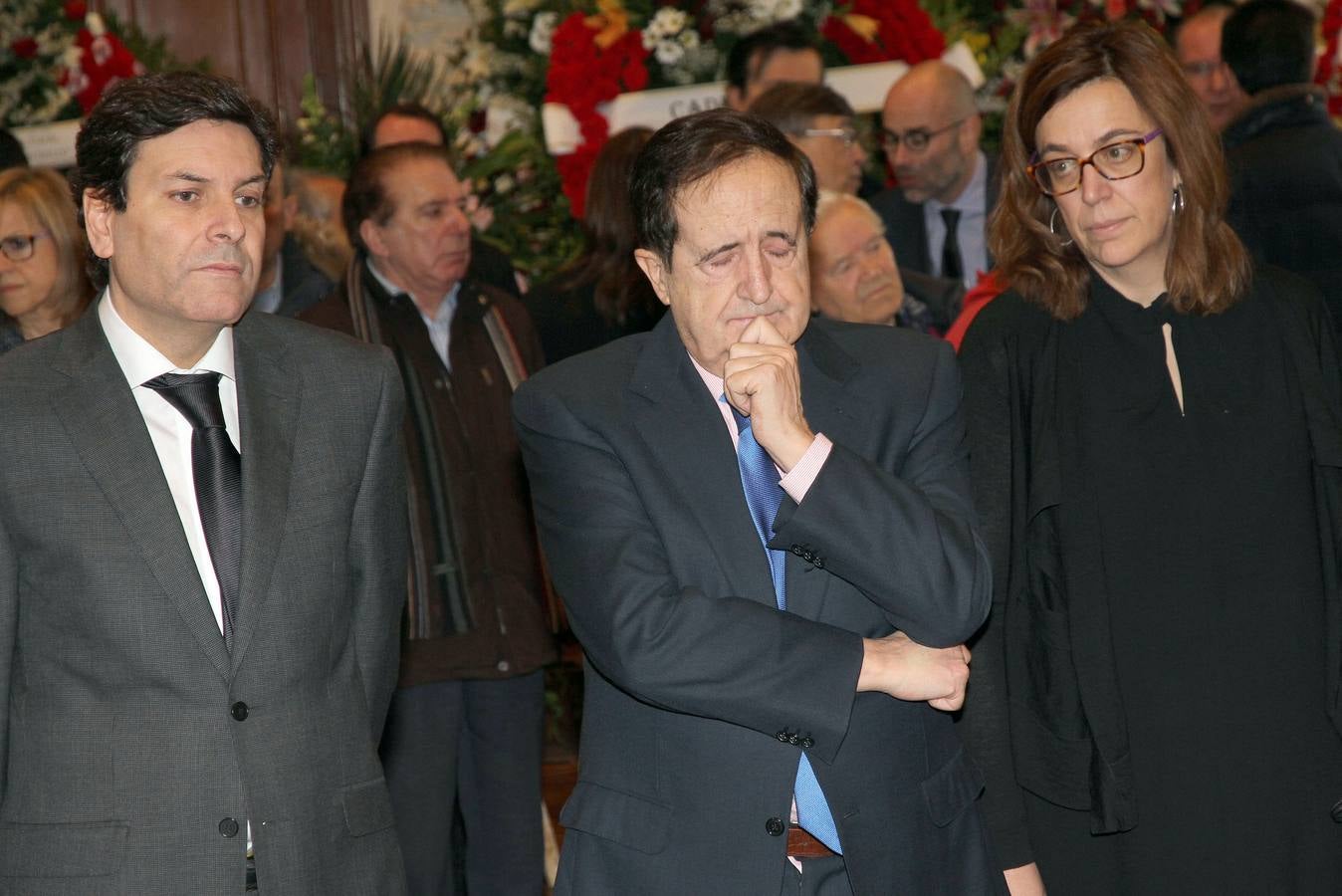 Juan José Lucas entre Carlos Fernández Carriedo y Ángeles Armisén en la capilla ardiente del presidente de José María Hernández, en el Salón de Actos de la Diputación de Palencia.