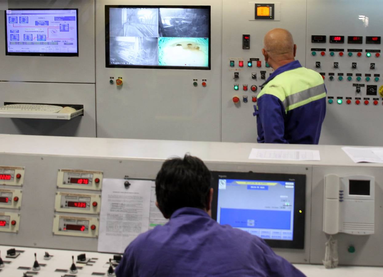Tomás Villanueva y Silvia Clemente visitan las instalaciones de la fábrica SGD-La Granja Vidriería